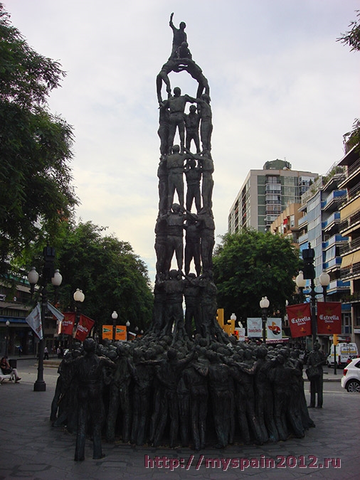Памятник "Els Castellers" - пирамида