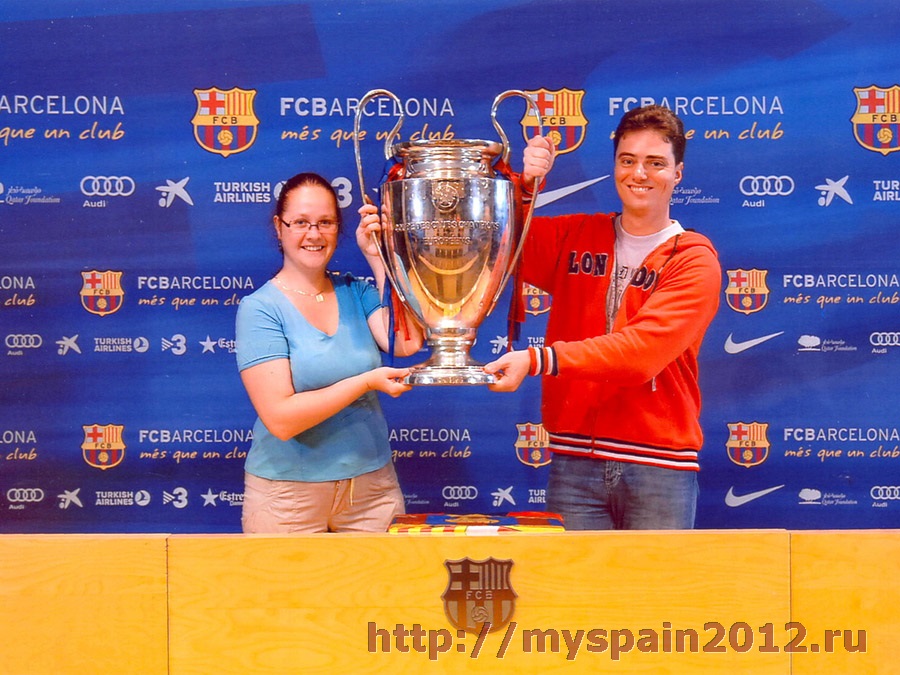 Музей "Барселоны" - фотография с Кубком Лиги Чемпионов в пресс-центре "Камп Ноу"