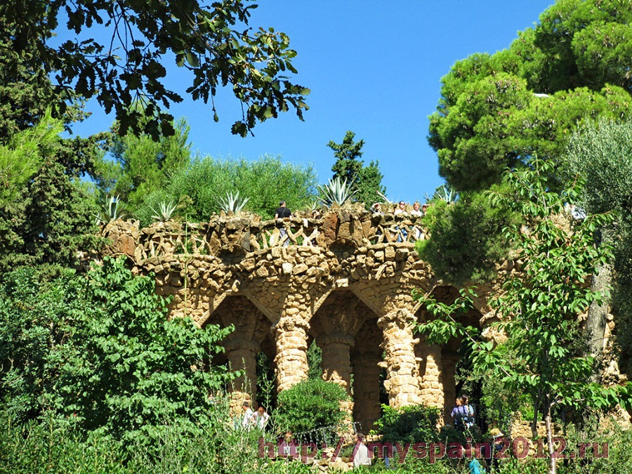 Парк Гуэля - колонны-деревья
