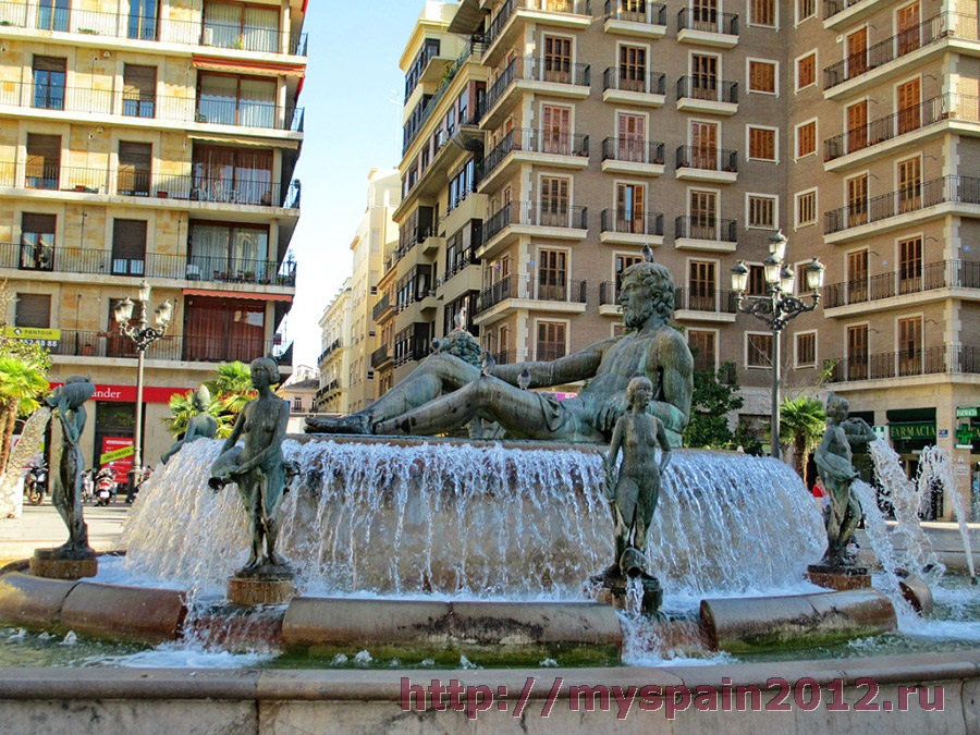 Площадь Девы Марии - фонтан реки Турии